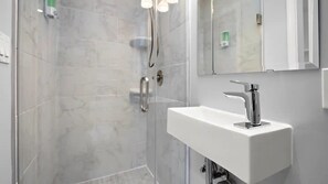 Shower, hair dryer, towels, soap - King Beds <> Walk to Metro - Stylish Suite Xcape (Alexandria)