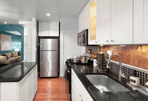 Refrigerador, microondas, horno y parrilla de estufa 