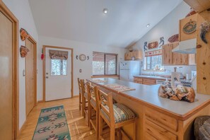 Microwave, oven, stovetop, dishwasher - Apache Ridge - Serene Upper Canyon, Great Views, Private Hot Tub (Ruidoso)