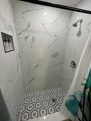 Chuveiro, secador de cabelo, toalhas de banho, sabonete
