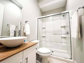 Een douche, een haardroger, handdoeken, zeep