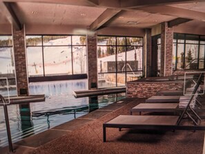 Innendørsbasseng og utendørsbasseng