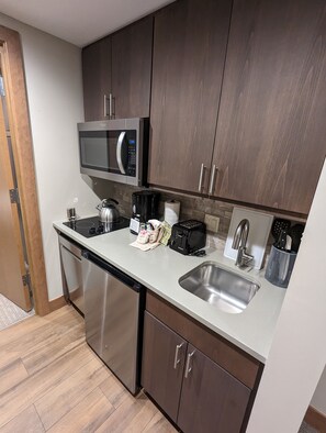 Kjøleskap, mikrobølgeovn, kokeplater og oppvaskmaskin