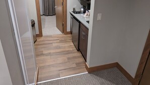 Uma cozinha compacta com micro-ondas, fogão e armários.