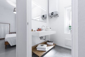 Douche, sèche-cheveux, bidet, serviettes fournies