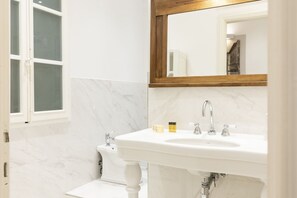 Douche, articles de toilette gratuits, sèche-cheveux, bidet