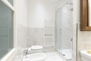 Dusche, kostenlose Toilettenartikel, Haartrockner, Bidet