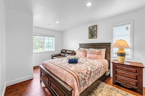 Een bureau, een strijkplank/strijkijzer, wifi, beddengoed