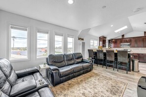 Una televisión, una chimenea