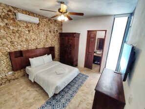 7 bedrooms, WiFi, bed sheets