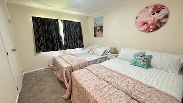 4 bedrooms, iron/ironing board, WiFi
