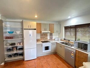 Frigorifero, forno, piano cottura, lavastoviglie