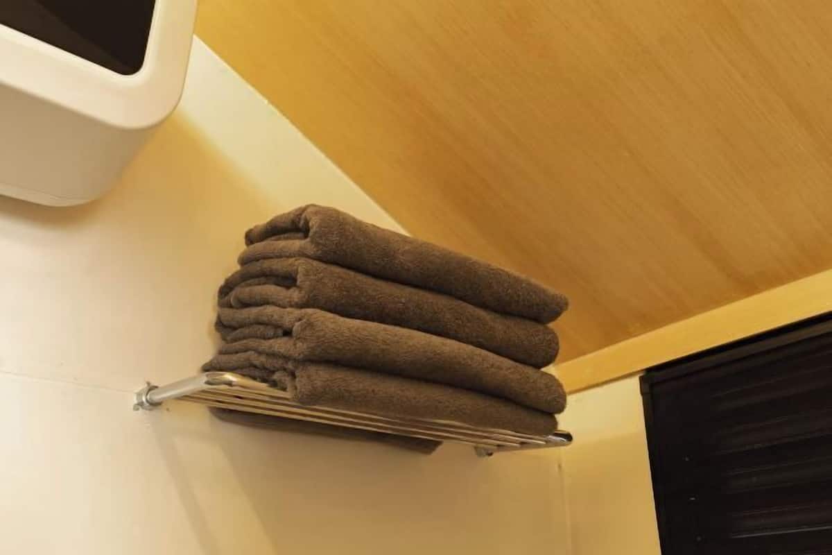 Escritorio, espacio para trabajar con laptop y wifi gratis