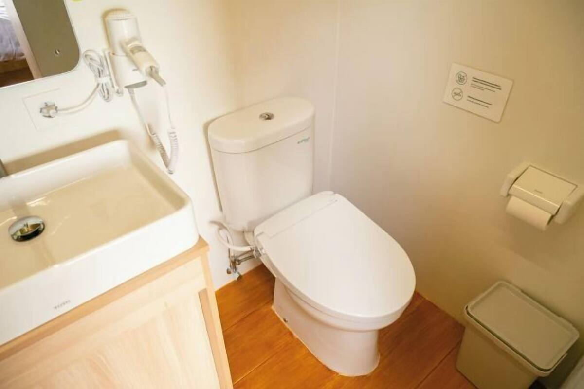 Shower, rainfall showerhead, free toiletries, hair dryer