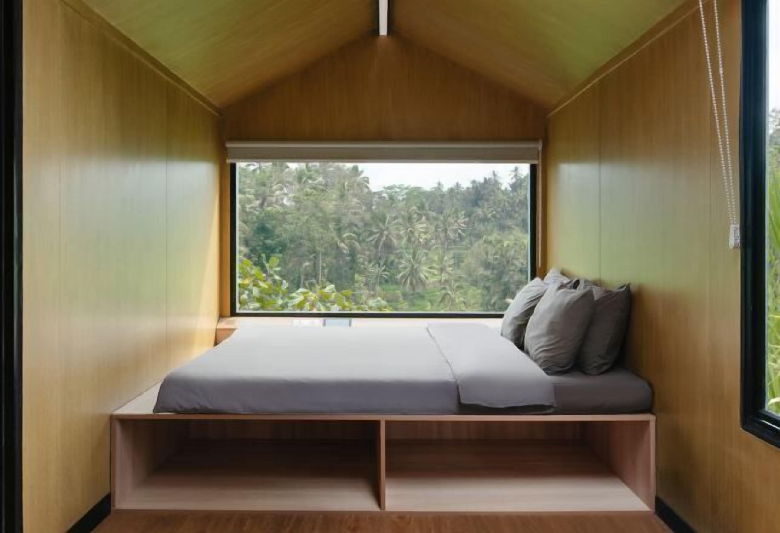 Desk, laptop workspace, free WiFi, bed sheets