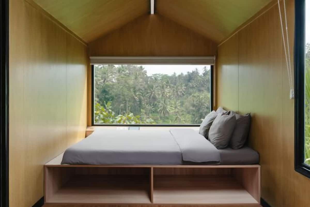 Desk, laptop workspace, free WiFi, bed sheets