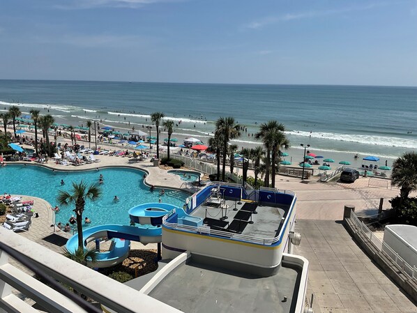 Inomhuspool och utomhuspool