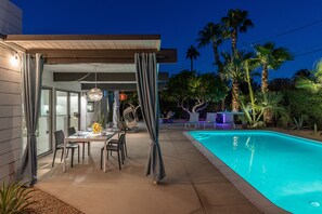 A heated pool - Plaimor Palms - Classic Remodeled Mid-Century Alexander! (Palm Springs)