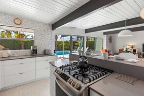 Fridge, microwave, oven, stovetop - Glam Mid-Century - Stellar Views, Saltwater Pool (Palm Springs)
