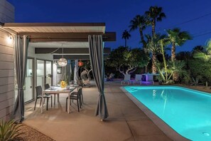 A heated pool - Glam Mid-Century - Stellar Views, Saltwater Pool (Palm Springs)