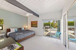 3 slaapkamers, een bureau, een strijkplank/strijkijzer, reisbedje