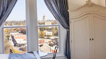 6 bedrooms, iron/ironing board, travel cot, free WiFi
