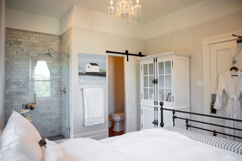 6 habitaciones, tabla de planchar con plancha y cuna de viaje 