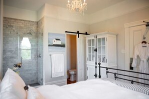 6 soverom, strykejern/-brett, reiseseng for barn og wi-fi (inkludert)