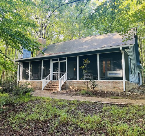 Charming 3 BR, 2 Bath cabin located in quiet Clifftops and close to Sewanee