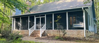 Charming 3 BR, 2 Bath cabin located in quiet Clifftops and close to Sewanee