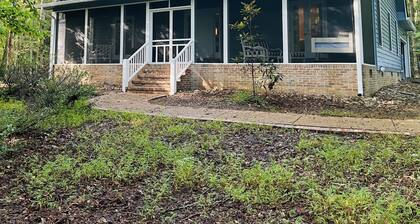 Charming 3 BR, 2 Bath cabin located in quiet Clifftops and close to Sewanee