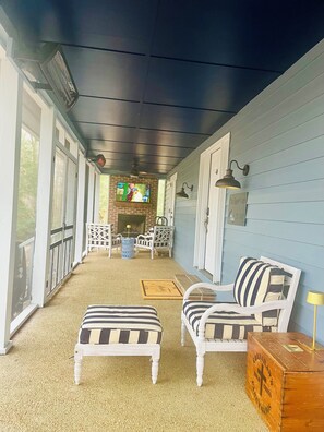 Terrace/patio - Charming 3 BR, 2 Bath cabin located in quiet Clifftops and close to Sewanee (Monteagle)