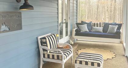 Charming 3 BR, 2 Bath cabin located in quiet Clifftops and close to Sewanee