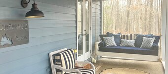 Charming 3 BR, 2 Bath cabin located in quiet Clifftops and close to Sewanee