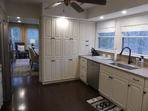 Fridge, microwave, oven, stovetop - Charming 3 BR, 2 Bath cabin located in quiet Clifftops and close to Sewanee (Monteagle)