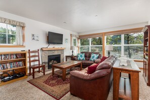 Fernseher, Kamin, Bücher