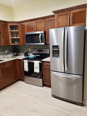 Kühlschrank, Mikrowelle, Ofen, Herdplatte