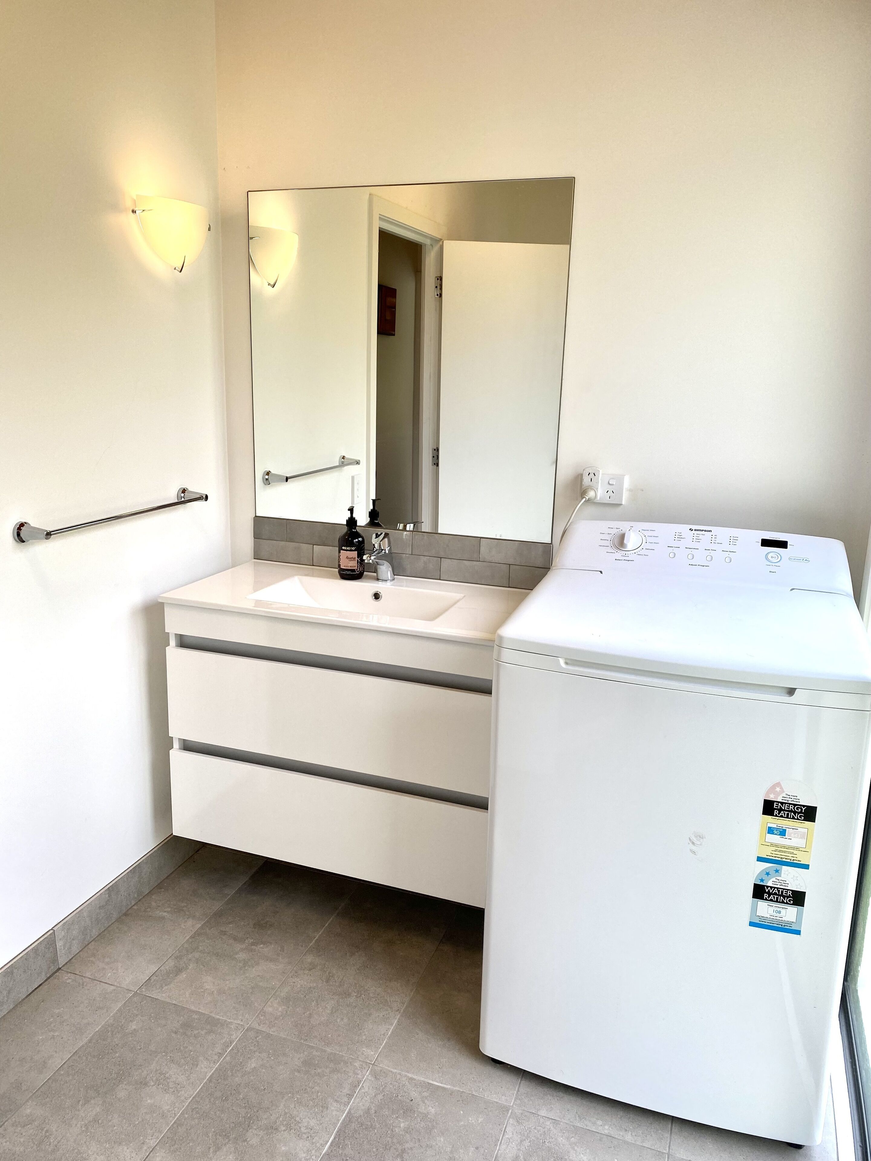 Een douche, een haardroger, handdoeken, zeep