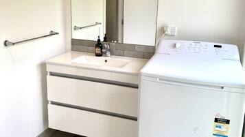 Een douche, een haardroger, handdoeken, zeep