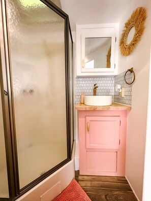 Bathroom - Darling Renovated Camper Near St. George and Zion (Leeds)