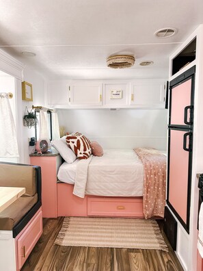 1 bedroom, WiFi - Darling Renovated Camper Near St. George and Zion (Leeds)