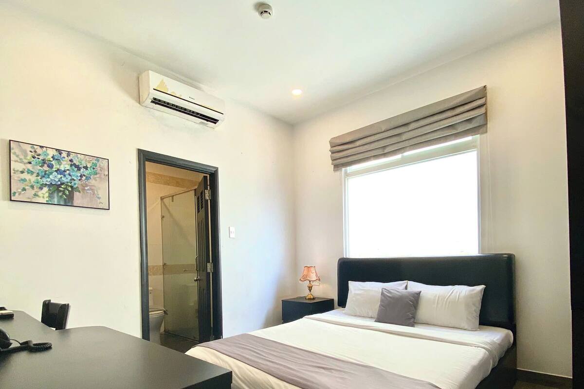 Quarto standard | Roupas de cama antialérgicas, frigobar, espaço de trabalho para notebook