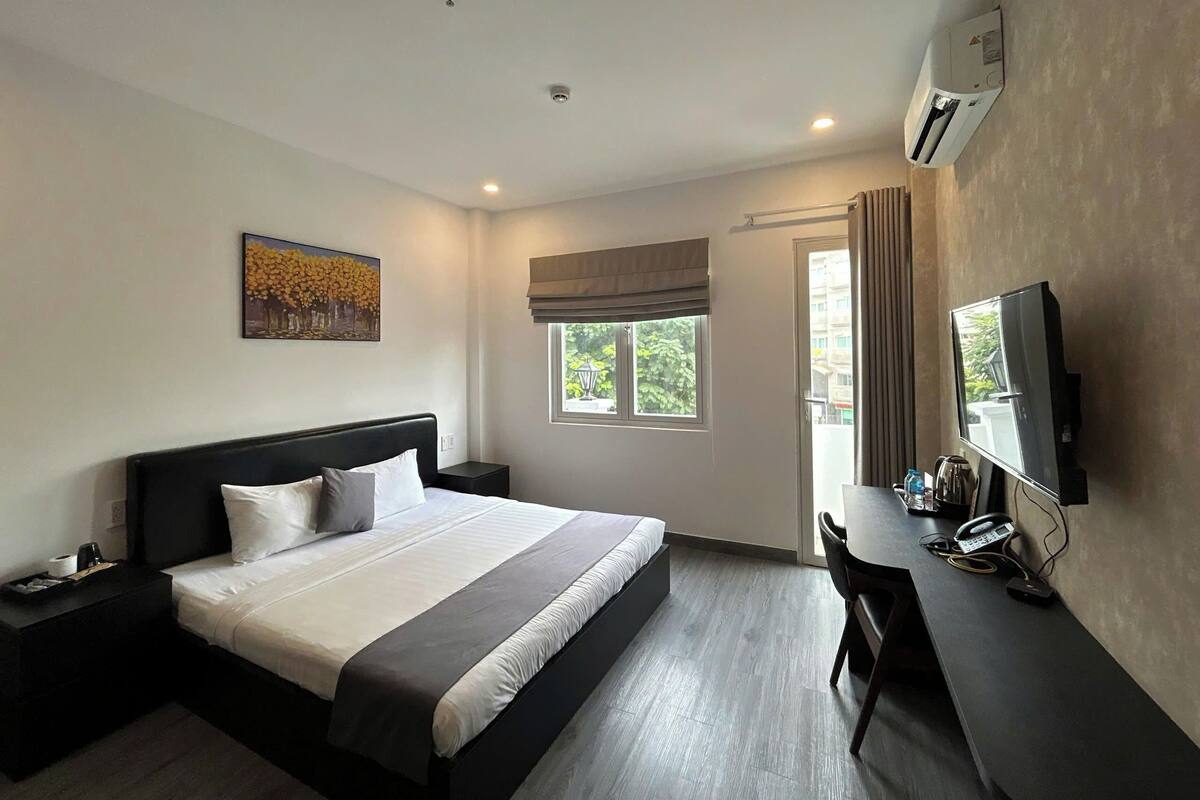 Quarto casal luxo | Roupas de cama antialérgicas, frigobar, espaço de trabalho para notebook
