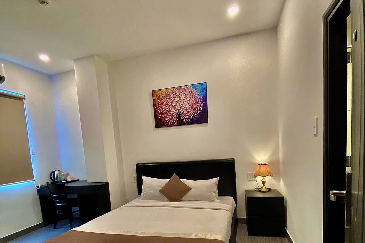 Quarto casal superior | Roupas de cama antialérgicas, frigobar, espaço de trabalho para notebook