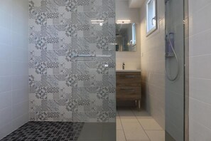 Douche, sèche-cheveux, serviettes fournies, savon