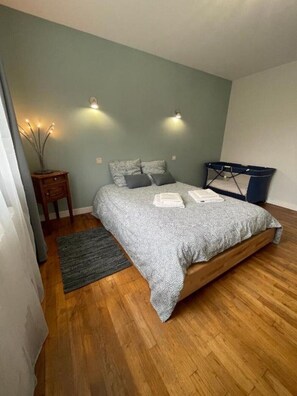 4 habitaciones, caja de seguridad en la habitación y escritorio 