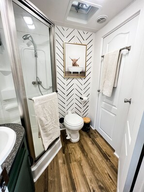 Shower, hair dryer, towels, soap - RustiCamper Near St. George and Zion (Leeds)