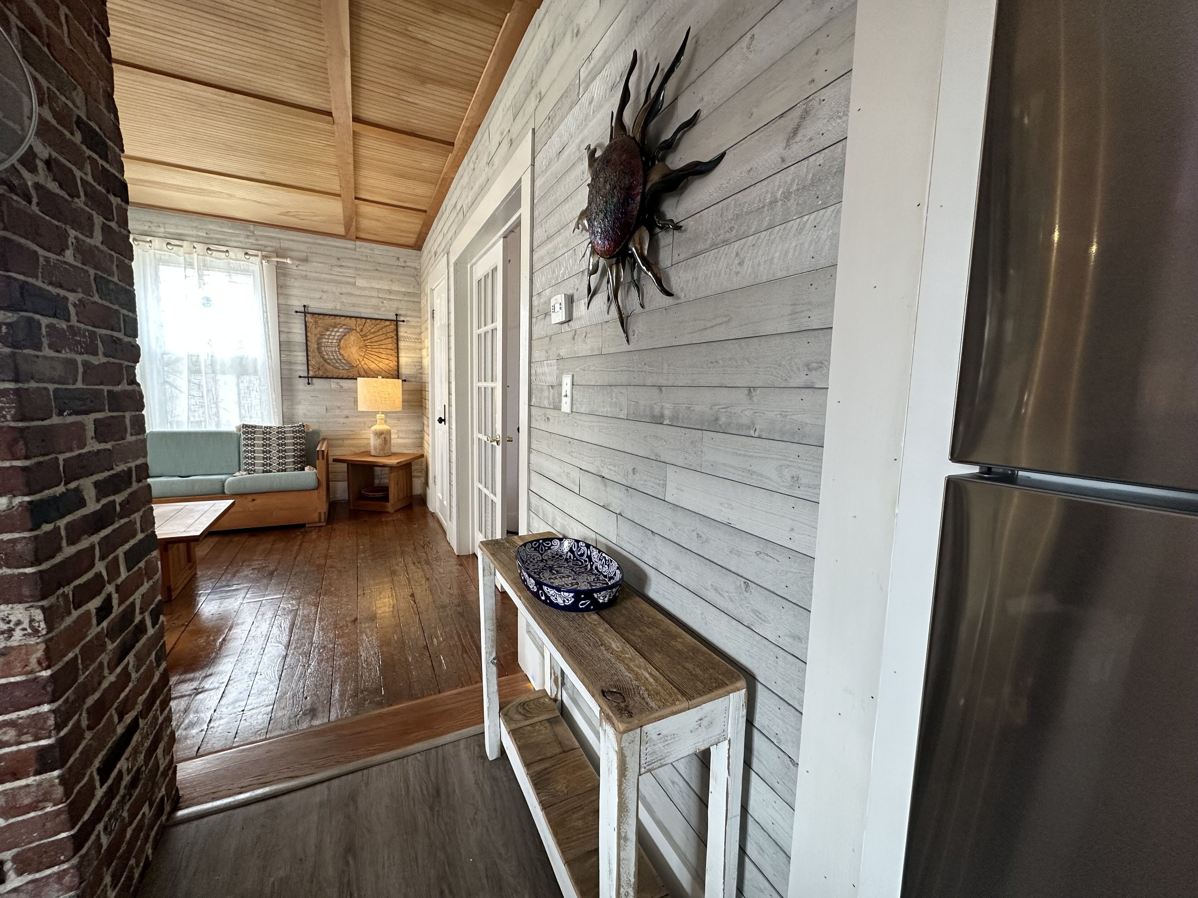 Een smart-tv en boeken