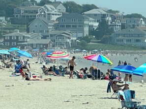 Ligstoelen aan het strand, strandlakens