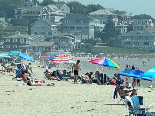 Quaint Neighborhood / Close to Beaches